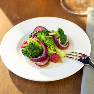 Brokkolisalat mit Himbeerbalsam und Mandeln