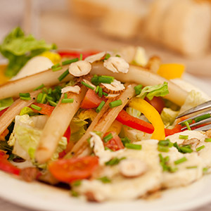 Bunter Salat mit geröstetem, aromatisiertem Spargel